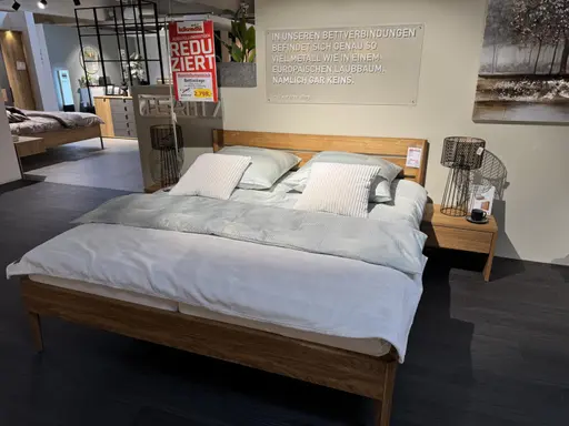 Bett mit Nachtkästchen TEAM 7 Light / Lunetto